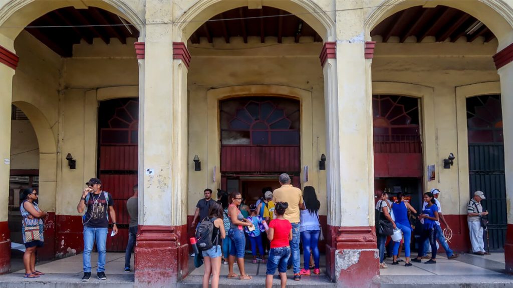 Cuban queuing for donuts