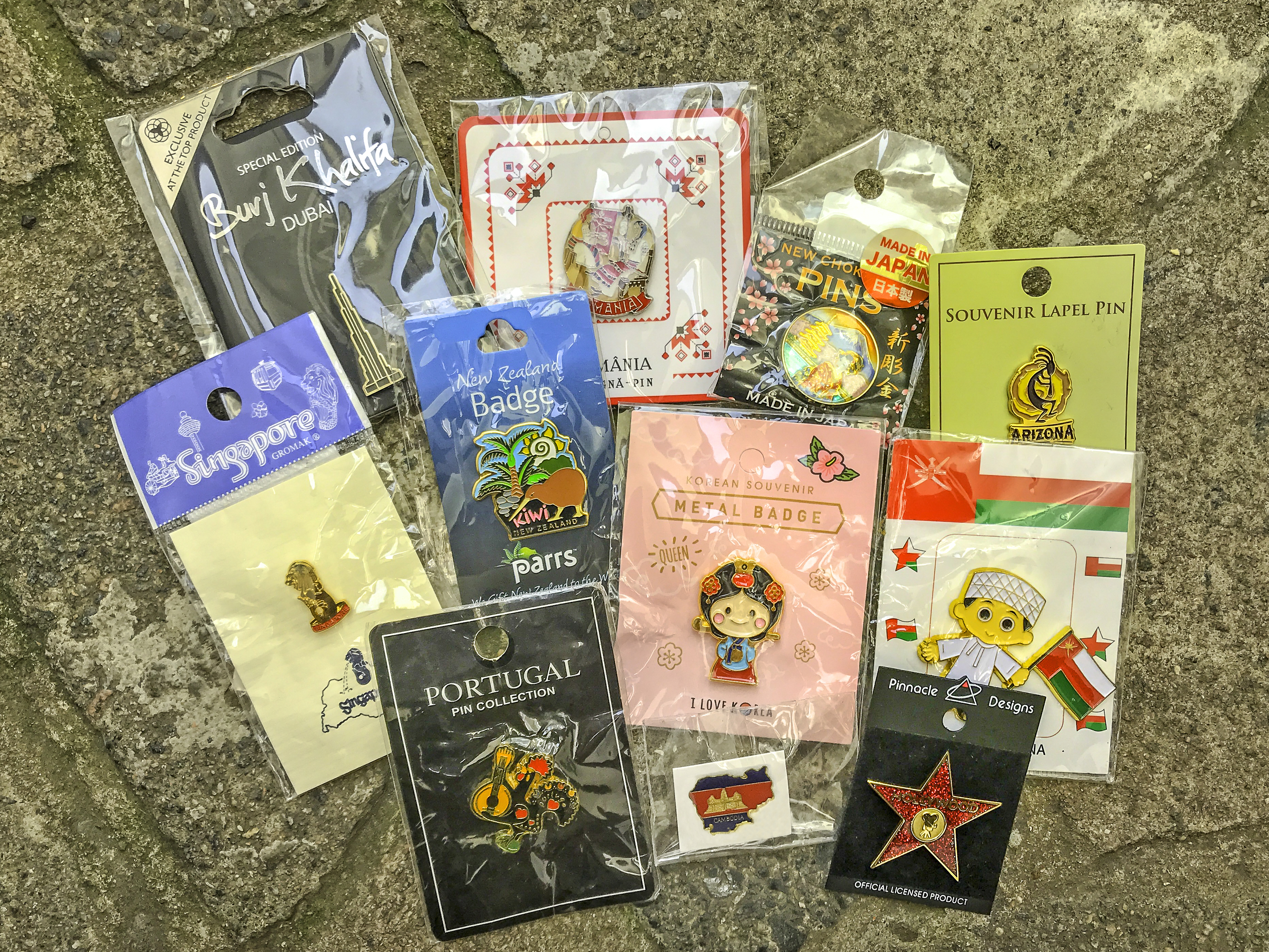 Different types of packaging for pins badges