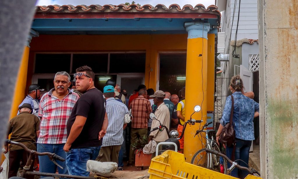 Queuing for rice in Vigñales