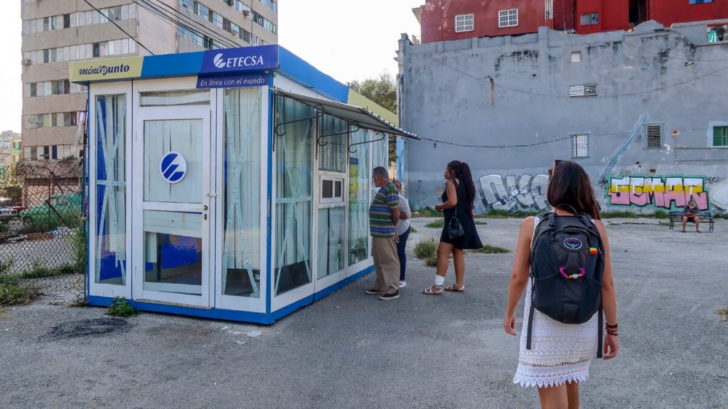 Cuban queue at Etecsa kiosk